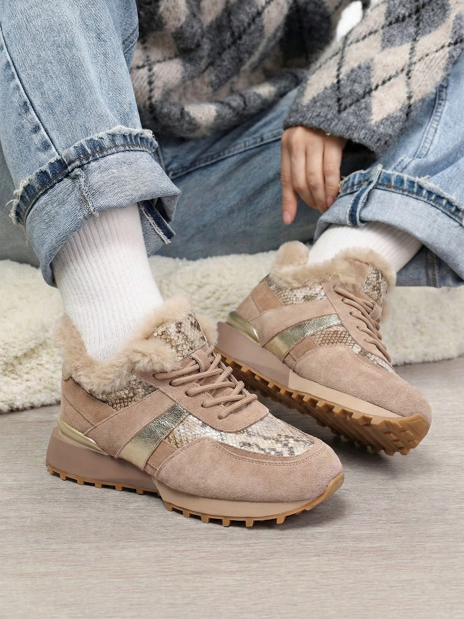 Кроссовки комбинированные темно-розового цвета с оторочкой на рельефной подошве